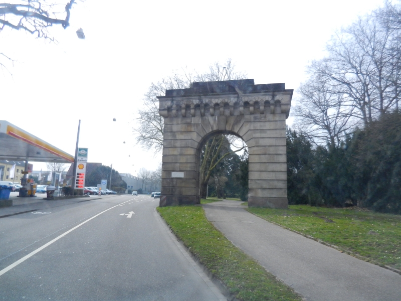 DSCN3318.JPG - ...auf dem Weg nach Rheinmünster!Wir wollen auf den Stellplatz vom Freizeitcenter Oberrhein. Wir kennen den Platz bereits und sind sicher, dort ist es ruhig und Biene kann lernen.