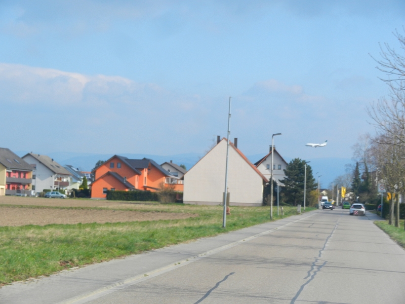 DSCN3338.JPG - Landeanflug auf den Baden Airport.Kurz vor 17:00 Uhr landen wir auch auf unserem "Dixi-Airport" in Nußloch.