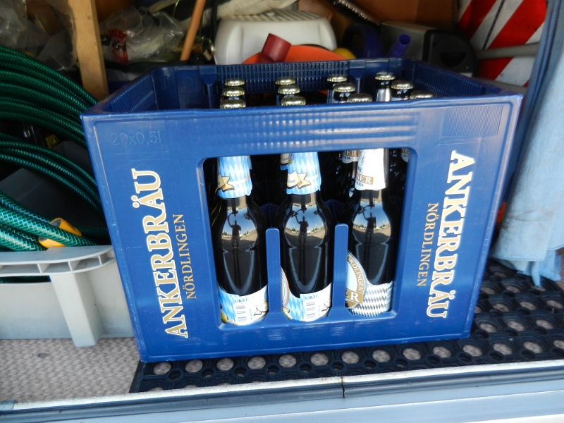 DSCN5254.JPG - Tataaa, unsere Beute. Ein Kasten Ankerbräu aus Nördlingen!