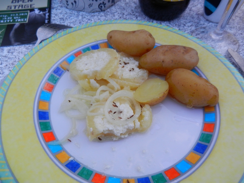 DSCN4156.JPG - Heute Abend haben wir für alle Kartoffeln gekocht und Handkäse mit Musik serviert!