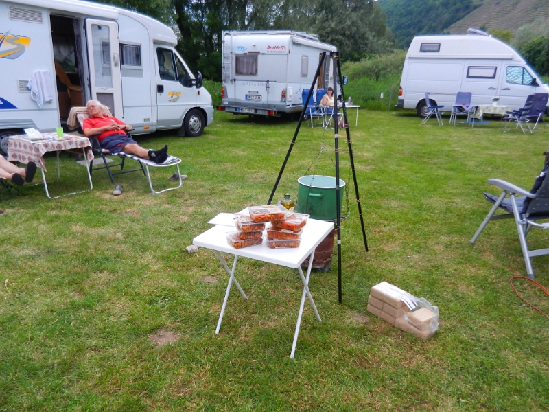 DSCN4187.JPG - Draußen geht's derweil mit Dirk's Gyros-Tomatensuppe weiter. Sie wird im Topf über dem offenen Feuer gemacht!