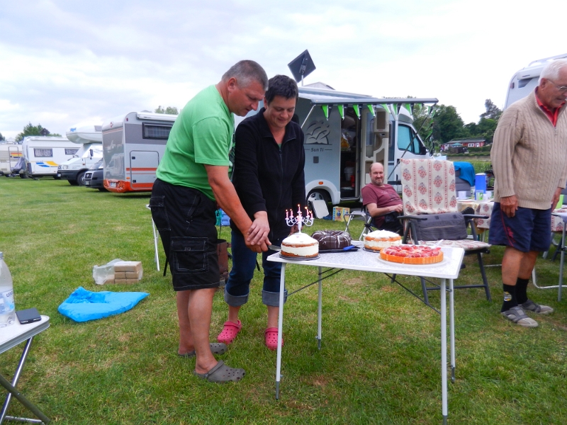 DSCN4221.JPG - Natürlich müssen die beiden den Kuchen anschneiden!