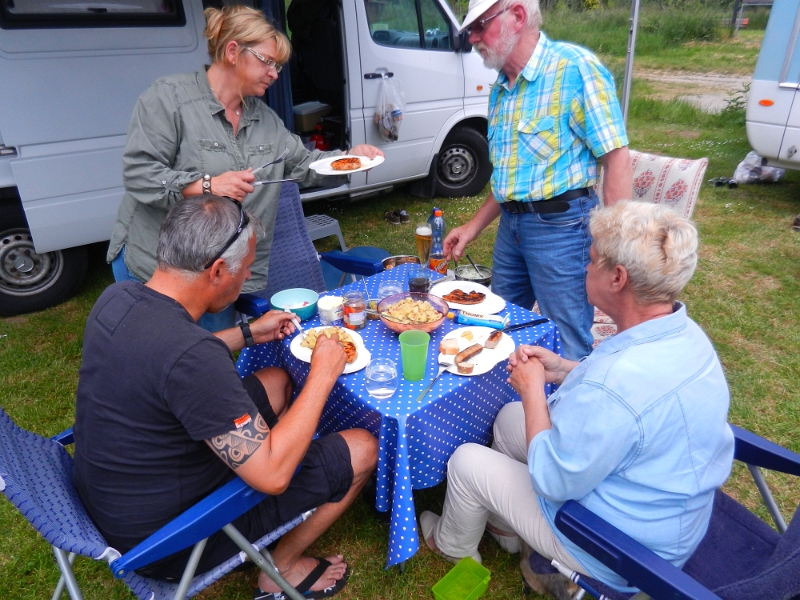 DSCN4302.JPG - Überall wird gebrutzel und gegrillt...