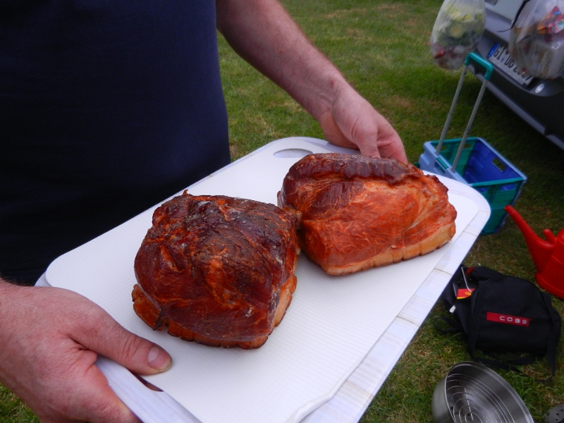 DSCN4305.JPG - Dirk hat zwei Krustenbraten auf dem Cobb gegrillt.