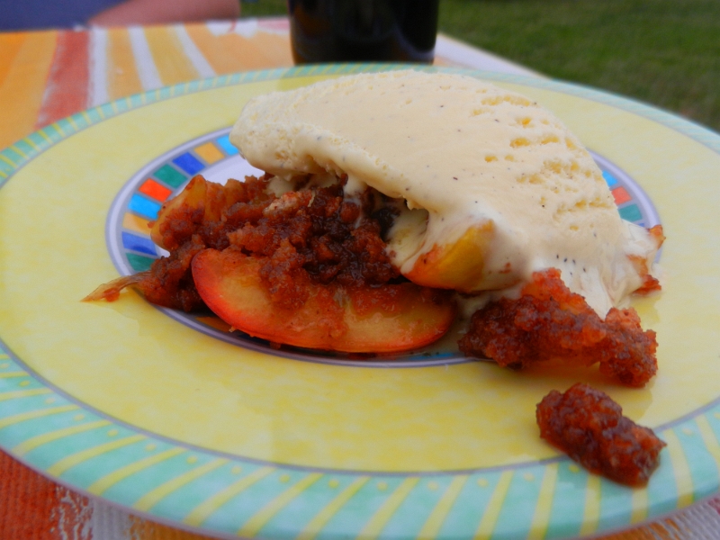 DSCN4311.JPG - Mein Highlight des Tages war allerdings das Dessert, welches Anne beisteuerte!!! Heiße Pfirsiche mit "Amaretto-Amarettini" und Vanilleeis oben drauf! GÖTTLICH...