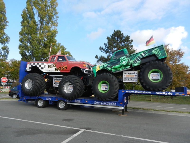 DSCN6262.JPG - Achja, ich fahr zunächst nach Hockenheim um Zwiebelkuchen und neuen Wein zu besorgen. Auf dem riesigen Parkplatz vom Globus-Markt entdecke ich diese Monstertrucks.