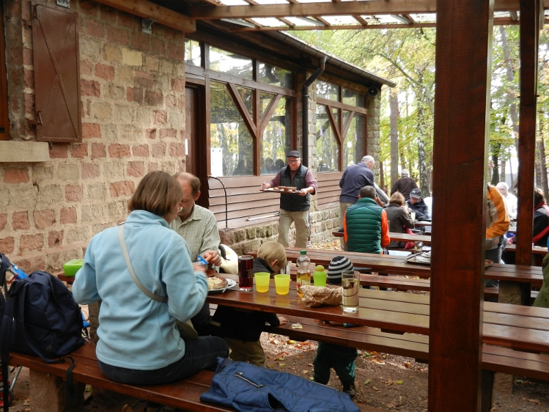 DSCN6326.JPG - Der Lohn der Mühe. An der Annahütte gibts klassisches Pfäzer Essen. Bratwurst, Leberknödel, Saumagen mit Sauerkraut und Brot und gaaaanz wichtig eine Weinschorle!