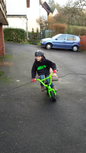 20151226_113645.jpg - Nachdem wir meine Eltern in Waldmohr abgeholt haben sind wir dann nach Ruthweiler zu meinem Bruder gefahren wo im Hof bereits mein Neffe mit seinem neuen Mini-BMX-Rad Sprünge und Tricks übt!