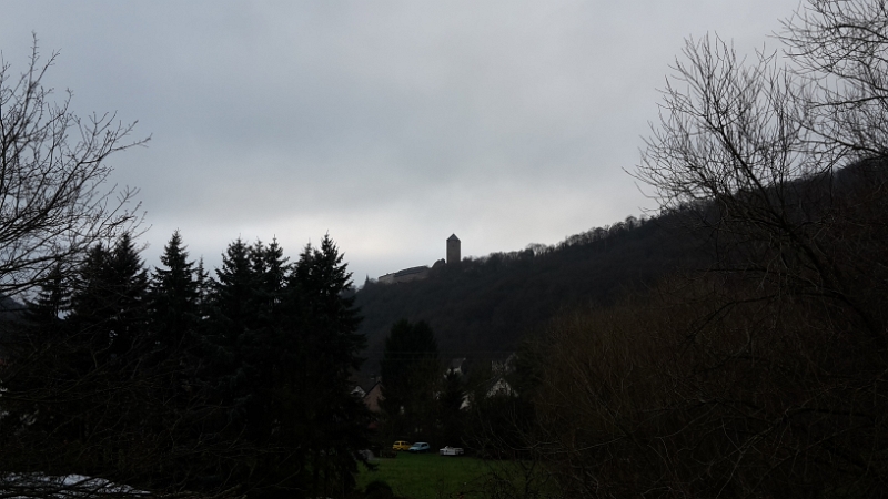 20151226_144929.jpg - ...machen wir einen kleinen Spaziergang. Im Bild ist die Burg Lichtenberg zu erkennen.