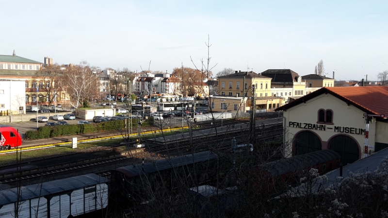 20151227_113002.jpg - Das Pfalzbahn-Museum hat leider zu, ansonsten wären wir mal reingeschlappt!