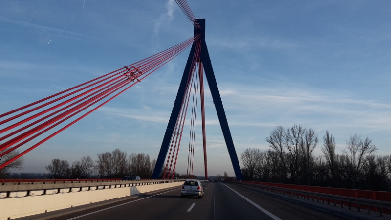 20151227_154215.jpg - Nun sind wir aber wieder auf dem Heimweg! Hier die Rheinbrücke bei Speyer (A6)