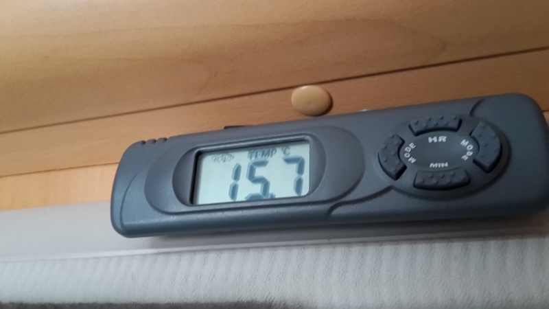 20151127_094059.jpg - Die Temperatur im inneren steigt auch so langsam, noch ca. 5 Grad und die "Wohlfühltemperatur" ist erreicht.