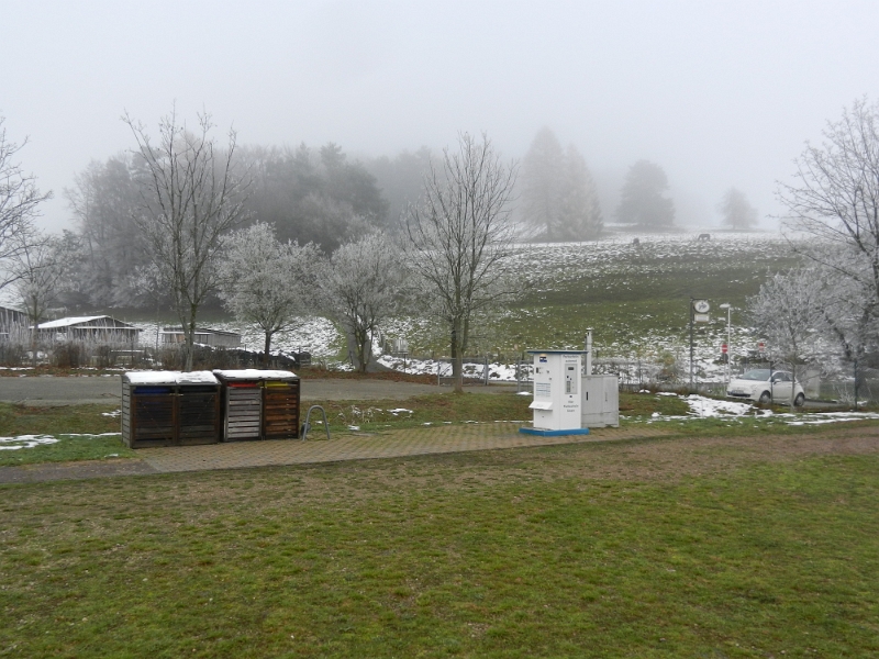 DSCN6493.JPG - Wir sind die ersten, die am Stellplatz "Freizeitanlage Heigenbrücker Weg" ankommen.Der Stellplatz kostet €7,00 pro Tag, Strom gibts für €0,50 pro KwH. Eine V/E-Anlage ist auch vorhanden.