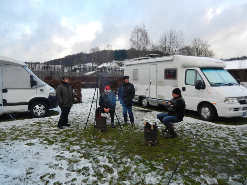 DSCN6560.JPG - Die Feuertonnen werden gezündet. Die Meute bekommt HUNGER! ;-)