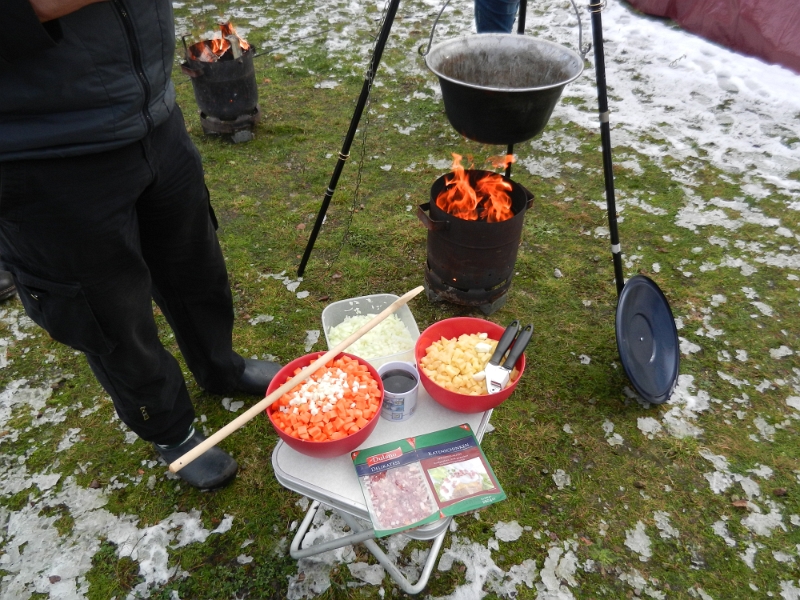 DSCN6562.JPG - Dirk gibt nach und nach die Zutaten für die Erbsensuppe in den Topf.