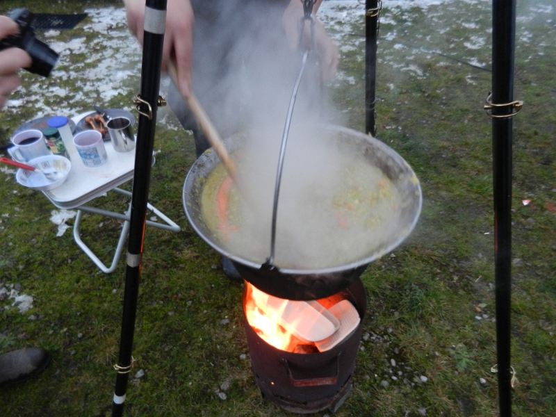 DSCN6593.JPG - Bald ist die Erbsensuppe fertig! Die Würstchen müssen noch warm werden...