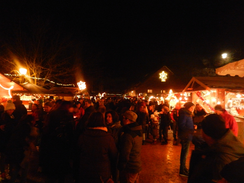 DSCN6604.JPG - Nachdem wir alle so richtig VOLLGEFRESSEN sind :-) laufen wir erneut in den Ort um den Weihnachtsmarkt zu besuchen.