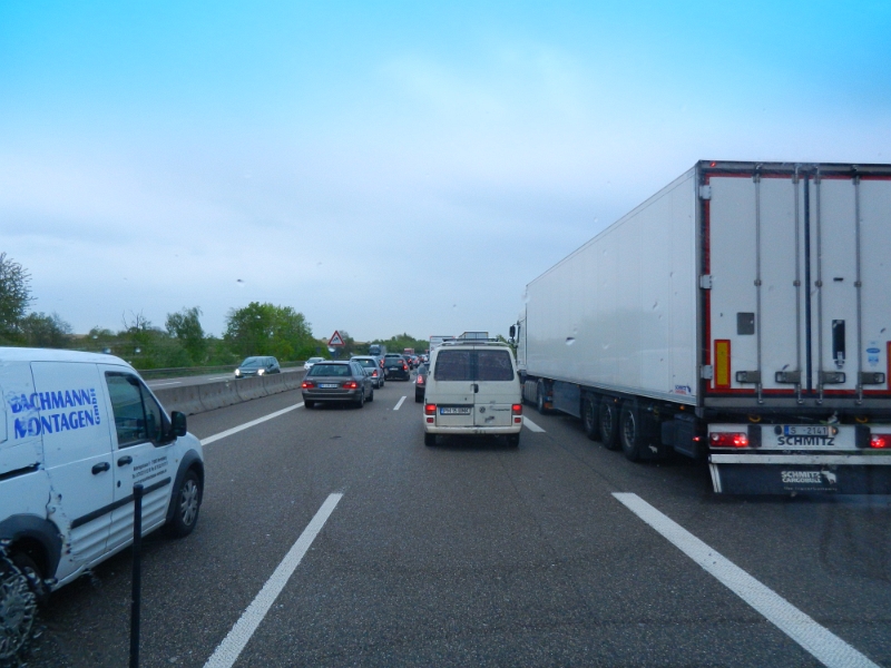 DSCN3974.JPG - Kaum sind wir auf der Autobahn stehen wir im nächsten Stau. Wenn das so weitergeht kommen wir erst in 3 Tagen an!