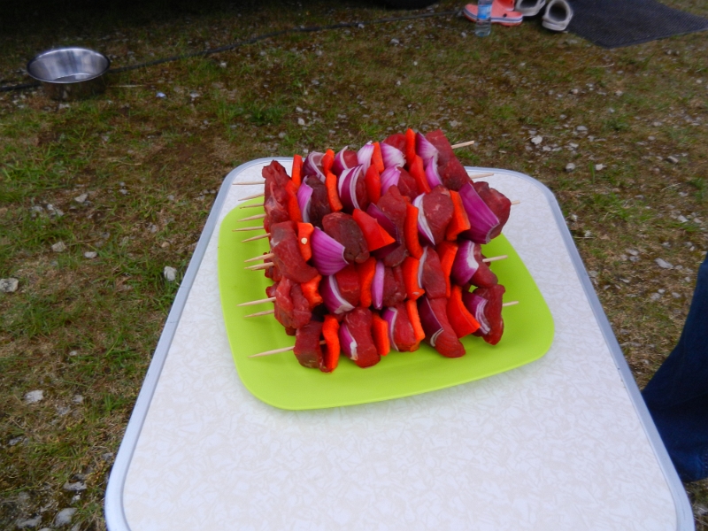 DSCN4060.JPG - Anne und Roger machen Schaschlikspieße. Wow, sehen die lecker aus!