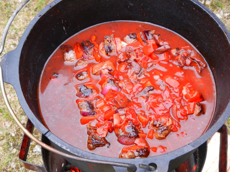 DSCN4064.JPG - Dann kommen die zusammen mit selbstgemachter Soße in den eigentlichen Topf und werden über dem Feuer fertiggegart.