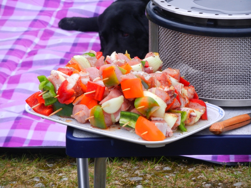 DSCN4069.JPG - Uschi und Wolfi machen auch Schaschlikspieße, allerdings auf eine andere Art.Immer wieder schön, dass jeder etwas macht und wir dann quasi ein großes Buffet mit vielen kleinen "Häppchen" haben. Da immer mal wieder irgendwo, irgendetwas fertig wird sind wir über Stunden am grillen und Essen...