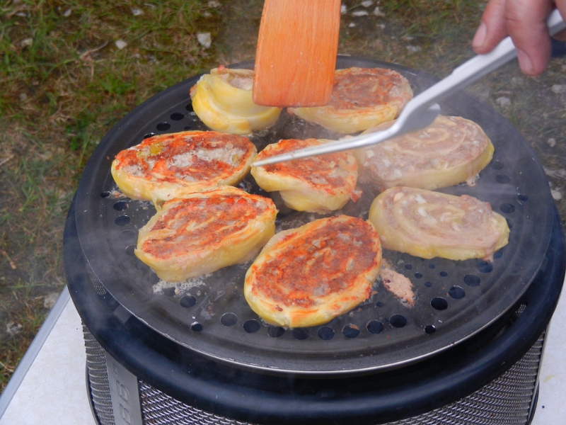 DSCN4071.JPG - Britta und Dirk machen Hackfleischrollen mit Blätterteig... LECKER!