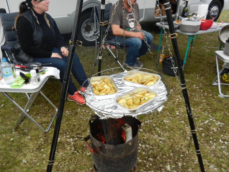 DSCN4072.JPG - Anne und Roger haben Rosmarinkartoffeln gemacht...