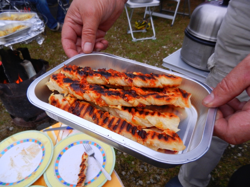 DSCN4074.JPG - Dirk serviert Zwiebelstangen vom Grill!