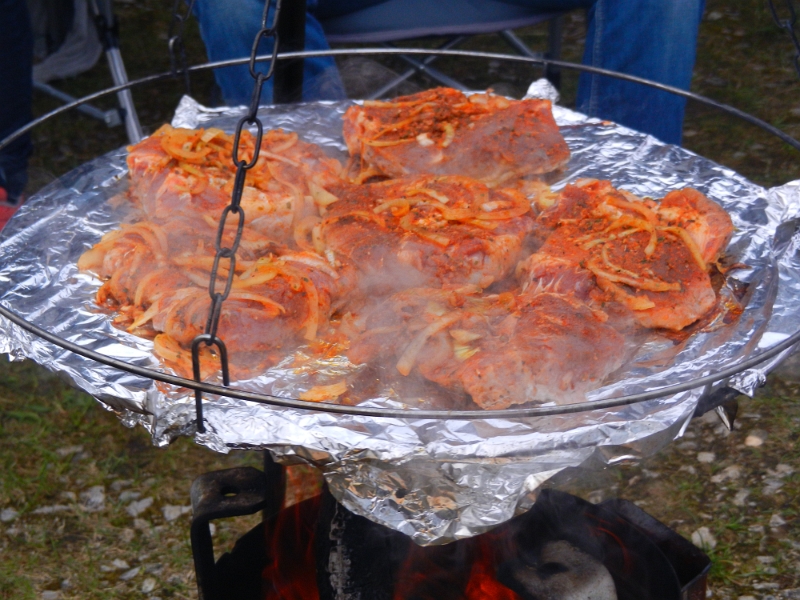 DSCN4079.JPG - Biene und Ich haben gestern bereits "Schwenker" eingelegt, die wir heute über dem verbotenen Feuer grillieren! :-)