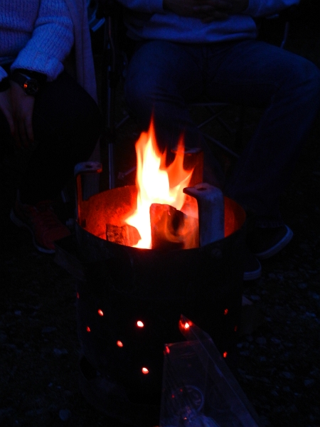 DSCN4107.JPG - Wir sitzen ums Lagerfeuer...