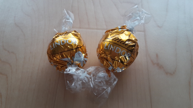 20151030_133132.jpg - Ich liebe Lindor-Kugel. Diese beiden habe ich von Dagmar "extra für's Wochenende" bekommen! ;-) *Gruß und Danke!*