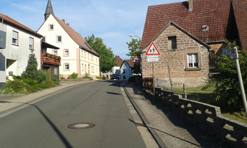 20150731_184550.jpg - Geiselberg? Wieso ausgerechnet Geiselberg?   Wieso nicht? Wir müssen morgen in Weilerbach (in der nähe von Kaiserslautern) sein und wollen noch irgendwo in der Nähe eine ruhige Nacht verbringen. Von hier ist es nicht soo weit bis Weilerbach und schon lange wollte ich mir dieser Gegend ein paar Stellplätze anschauen.