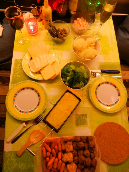 DSCN2333.JPG - Mittlerweile Tradition im Dixi an Silvester... Das Candle-Light-Raclette mit Brokkoli, Blumenkohl, Shrimps, Oliven, Würstchen, Hackbällchen usw.Dazu den ein und anderen Rotwein bzw. Sekt und der Abend ist gerettet. :-)