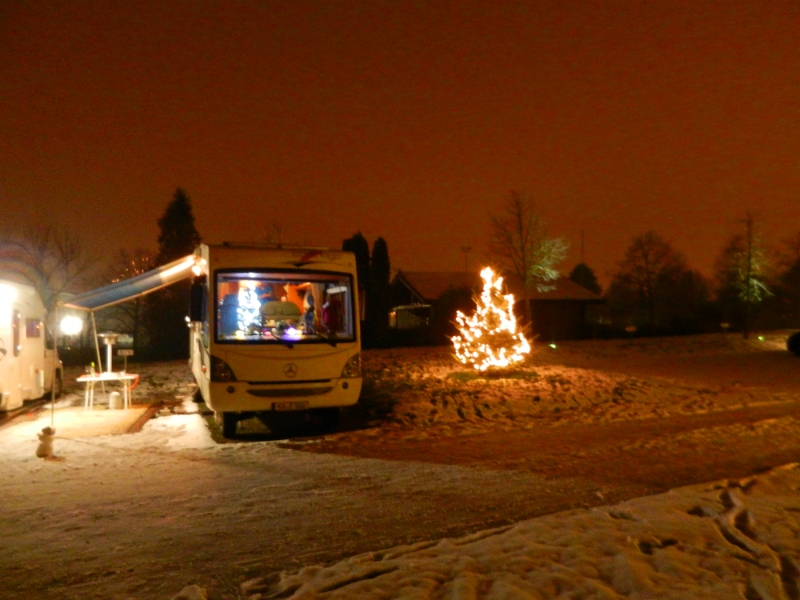 DSCN2339.JPG - Gleich ist es 0:00 Uhr... Wir laufen vor zur Straße um die drei Raketen die ich geschenkt bekam zu zünden.