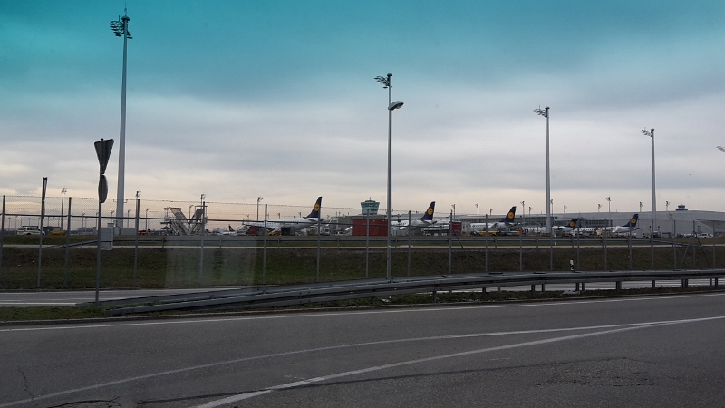 20160305_110645.jpg - Nun sind wir auf dem Weg nach Augsburg, wo wir die nächste Nacht verbringen wollen.Im Bild zu sehen, der Flughafen München bei Erding.