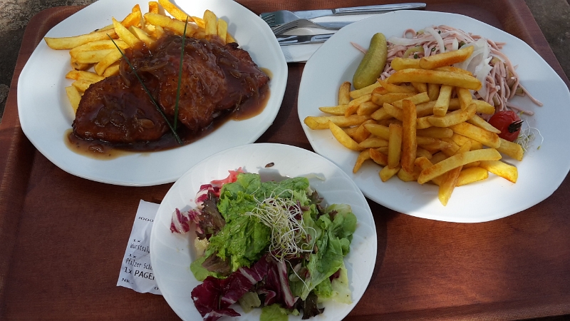 20160903_144605.jpg - ...wenn der "Buzzer" vibriert kann man das bestellte Essen abholen, in unserem Fall ein "Pfälzer Schnitzel" mit Salat sowie ein Worschtsalat mit Pommes.