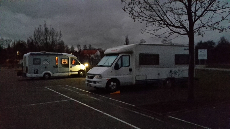 20161202_165407.jpg - Nachdem in Ober-Hilbersheim der Stellplatz für Besucher von dem dortigen Weihnachtsmarkt ausgeschildert ist haben wir uns spontan für den Stellplatz in Sprendlingen umentschieden.So sind wir nun hier um kurz vor 17 Uhr gelandet und warten auf Anne & Rotschi.