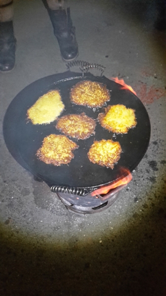 20161203_182033.jpg - Am Abend haben wir frische Kartoffelpuffer auf Rotschis Gussplatte gebrutzelt.