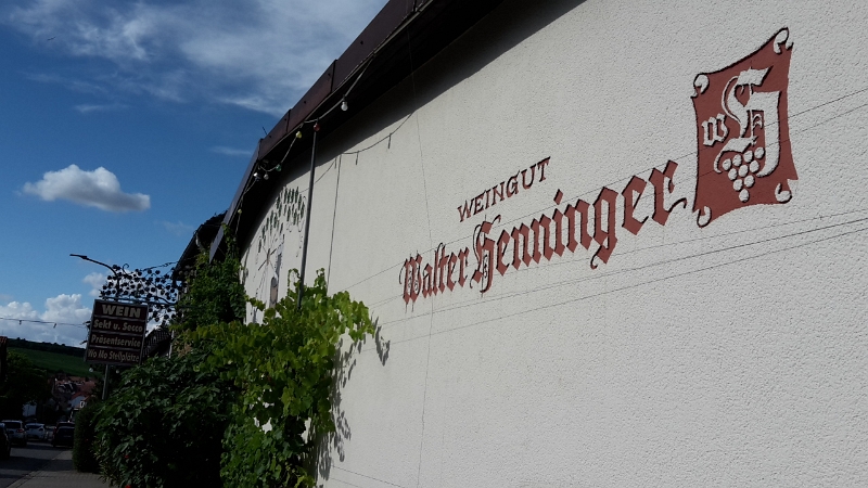 20160805_171344.jpg - Zunächst gehen wir uns anmelden und nehmen beim bezahlen gleich ein paar Flaschen Wein mit. :-)