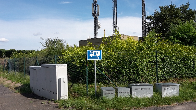 20160805_171956.jpg - ...nach Kallstadt zu fahren.Hier sind wir auf der Zufahrt zum Stellplatz vom Weingut Henninger.Die Zufahrt ist gut ausgeschildert.