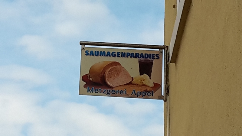 20160806_103511.jpg - Wir wollen den Ort erkunden und entdecken das Saumagenparadies, die Metzgerei Appel. Natürlich holen wir uns zwei Scheiben von dem preisgekrönten Saumagen!