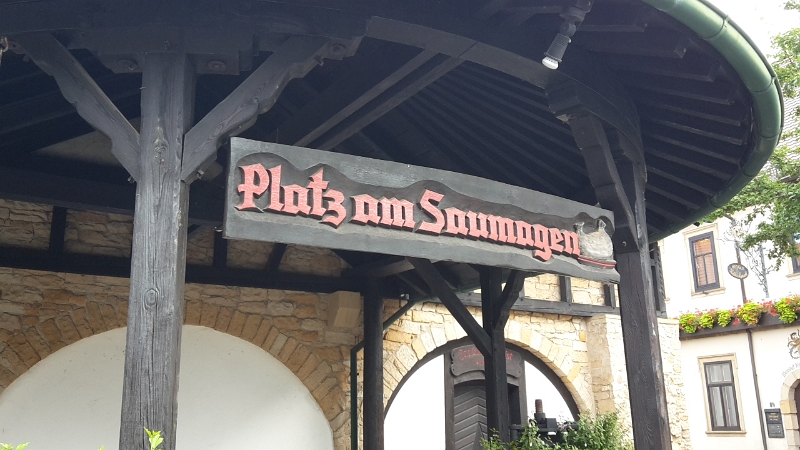 20160806_104133.jpg - Wir kommen am "Saumagenplatz" an.Anscheinend dreht sich hier im Ort alles um den Saumagen!?!?