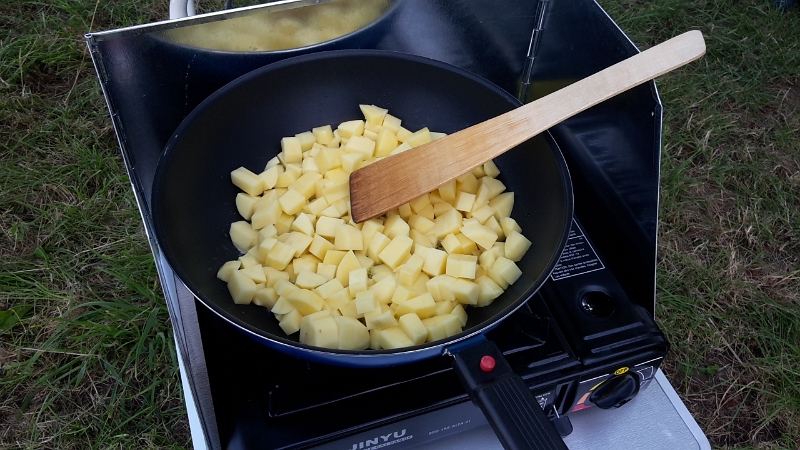 20160807_135600.jpg - Wir bleiben hier und machen Mittagessen... Kartoffeln gewürfelt in die Pfanne, Gaskocher an...