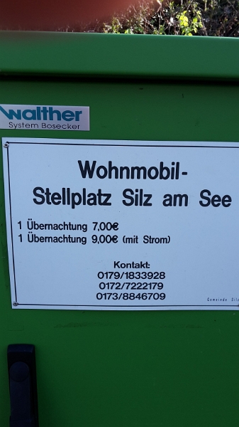 20160506_172524.jpg - Nachdem wir unterwegs etwas zum Grillen und Getränke gekauft haben sind wir in Silz am See angekommen.Eigentlich wollten wir nach Hauenstein auf das Street-Food-Festival haben aber aufgrund des SUPERSCHÖNEN WETTER'S einen Platz im "Grünen" gesucht und sind hier gelandet.Der Platz reicht für ca. 6-8 Womos, Strom gibts auch (wir brauchen allerdings keinen, den gibts kostenlos von der Sonne), eine V/E gibt es hier aber nicht.