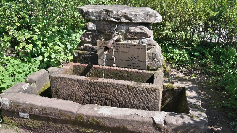 20160507_113714_Richtone(HDR).jpg - Hier befüllen wir unsere Trinkflaschen mit frischen (kalten) Quellwasser.