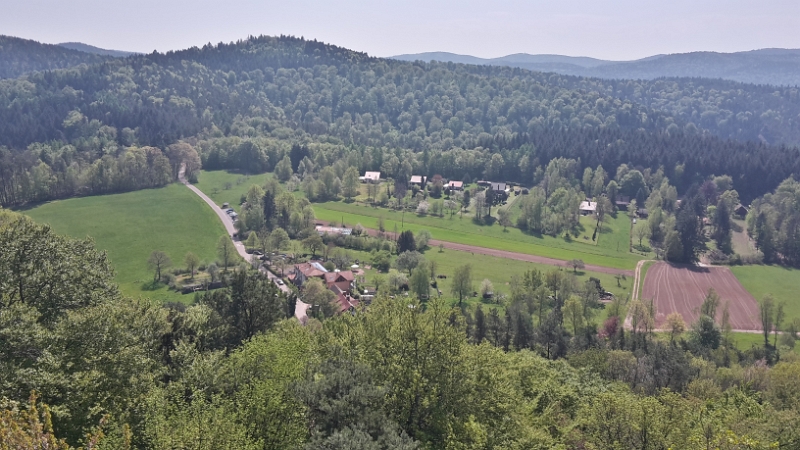 20160507_115925_Richtone(HDR).jpg - Oben angekommen weht ein angenehm kühler Wind und wir genießen die Aussicht.