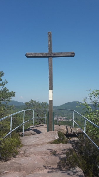 20160507_144003.jpg - Mit leicht mulmigen Gefühl erreiche ich dann doch das Gipfelkreuz auf dem Schweinefelsen.