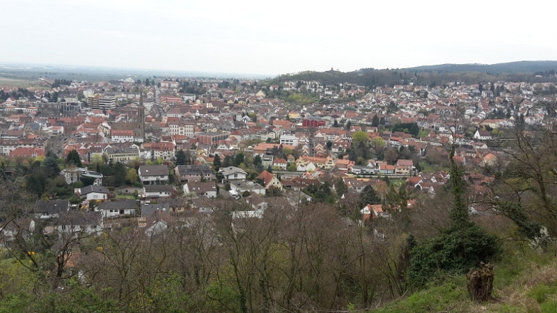 20160409_113043.jpg - Bereits von hier haben wir einen schönen Blick über die Stadt.