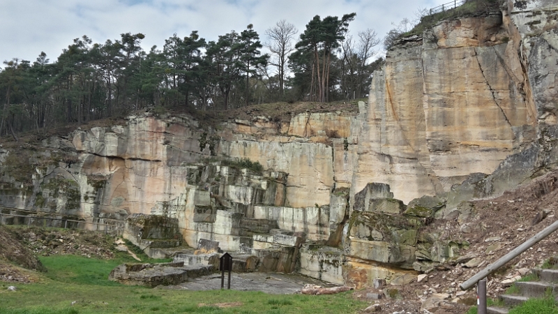 20160409_114336_Richtone(HDR).jpg - Nun stehen wir vor dem "Kriemhildenstuhl", einem römischen Steinbruch.Komisch, das wir dieses riesige Teil noch nie vorher gesehen oder was darüber gelesen haben?!?