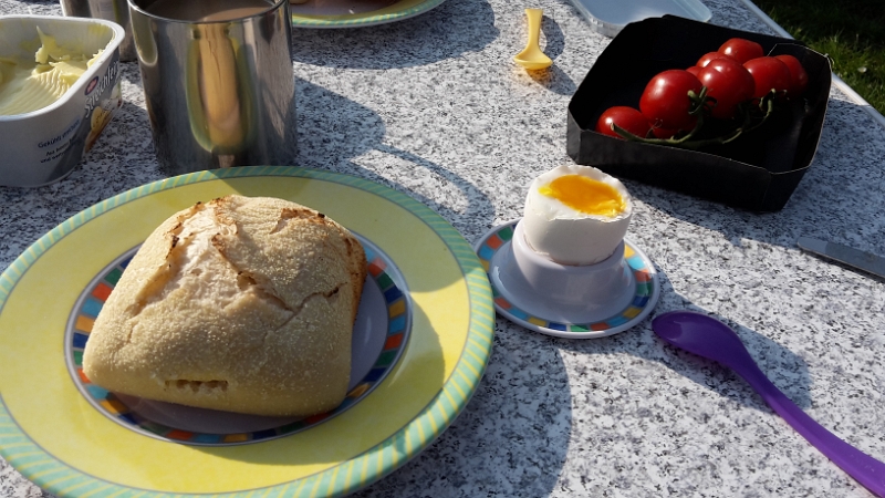 20160410_093024.jpg - Am nächsten morgen scheint die Sonne und wir machen Frühstück IM FREIEN!! Schön...